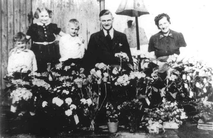 Klik voor foto in apart venster johannes_en_petronella_van_den_broek_12_5_jaar_huwelijk_met_gerrit__annie_en_joop.jpg